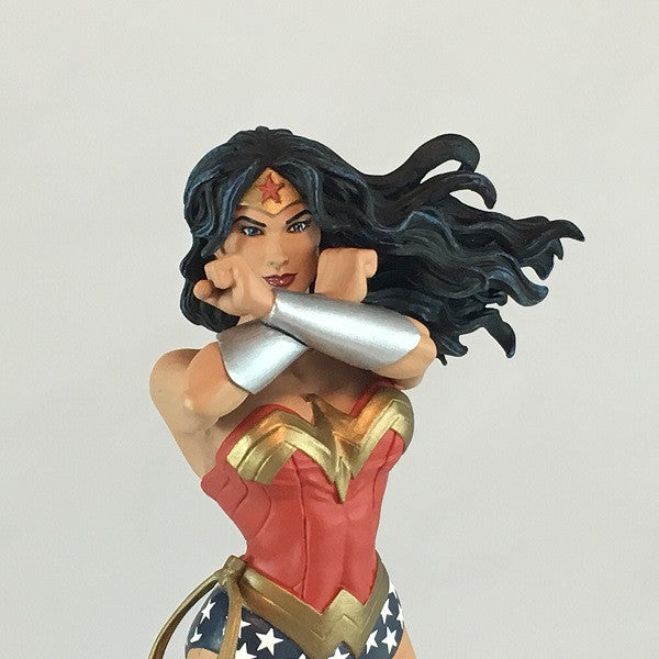 DC Comics Wonder Woman "Defender" Statue (GameStop Exclusive) - Icon Heroes 